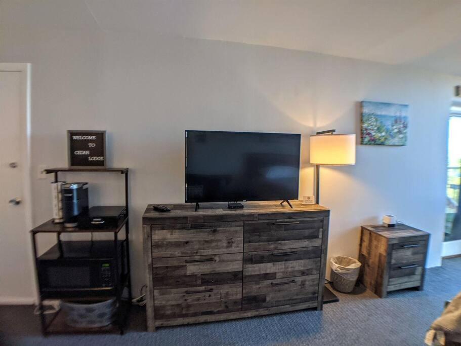 Cute Cedar Lodge Studio With Balcony & Lake Views! Лакония Экстерьер фото