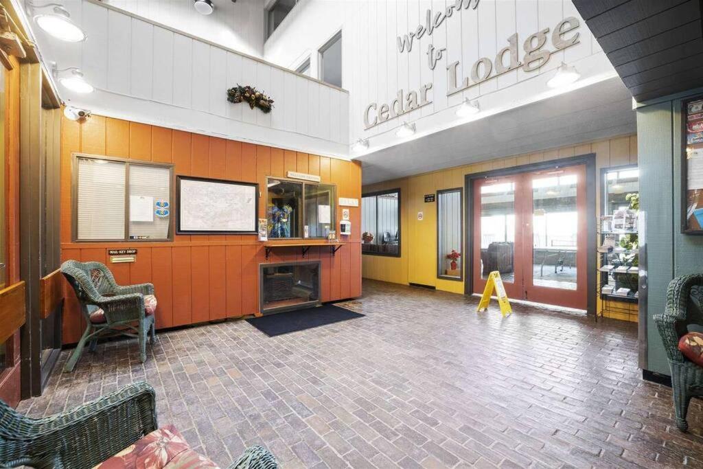 Cute Cedar Lodge Studio With Balcony & Lake Views! Лакония Экстерьер фото