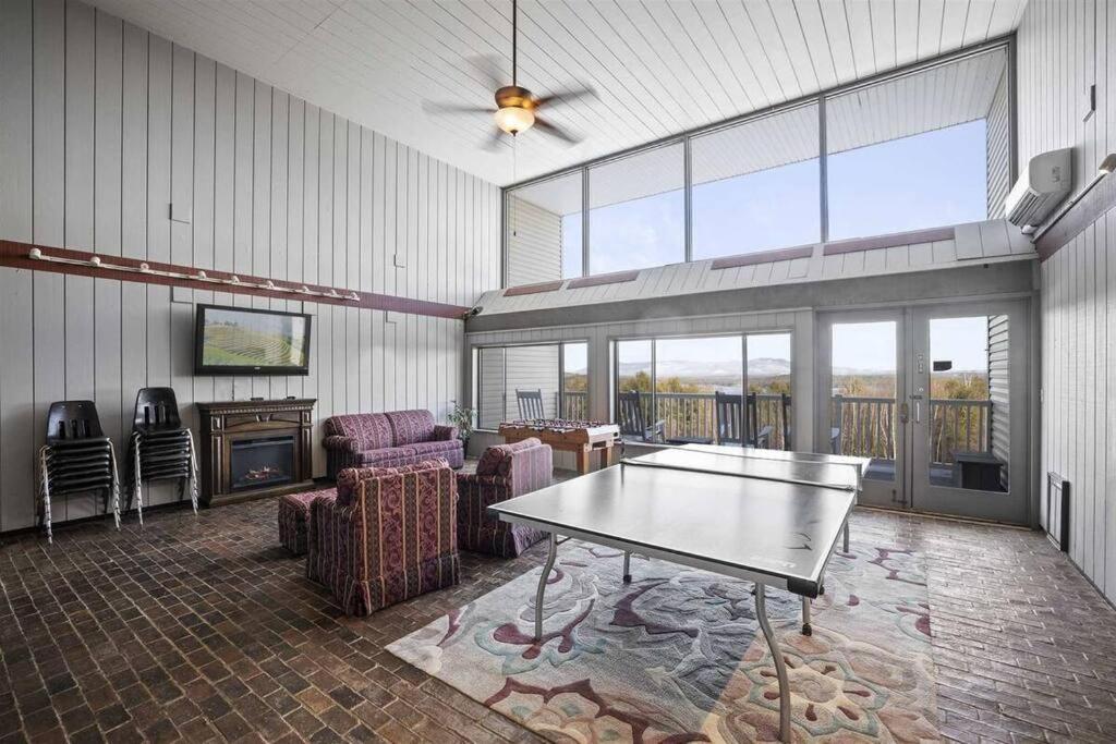 Cute Cedar Lodge Studio With Balcony & Lake Views! Лакония Экстерьер фото