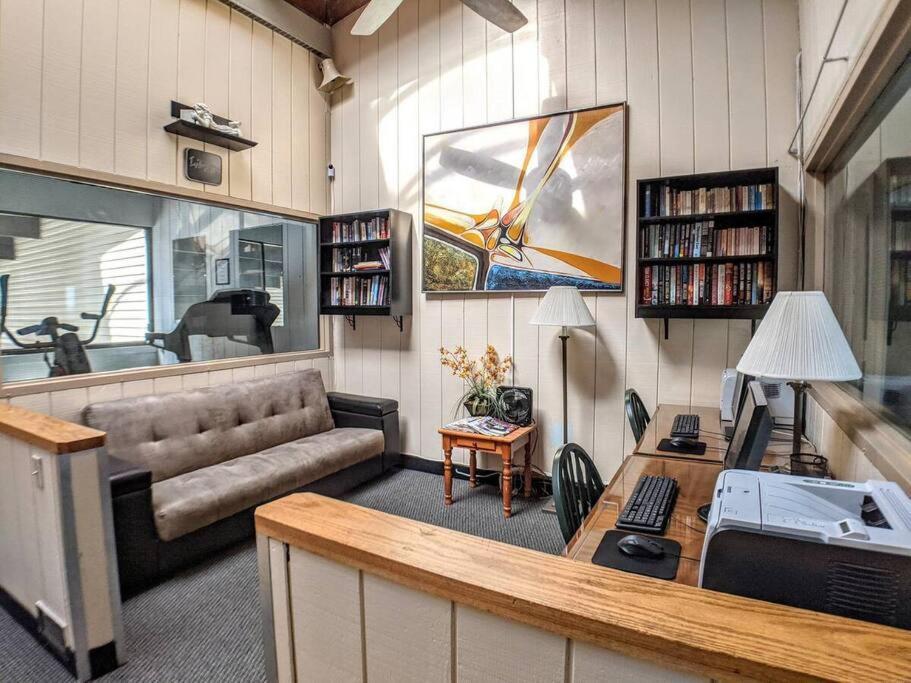 Cute Cedar Lodge Studio With Balcony & Lake Views! Лакония Экстерьер фото