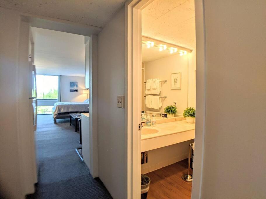 Cute Cedar Lodge Studio With Balcony & Lake Views! Лакония Экстерьер фото