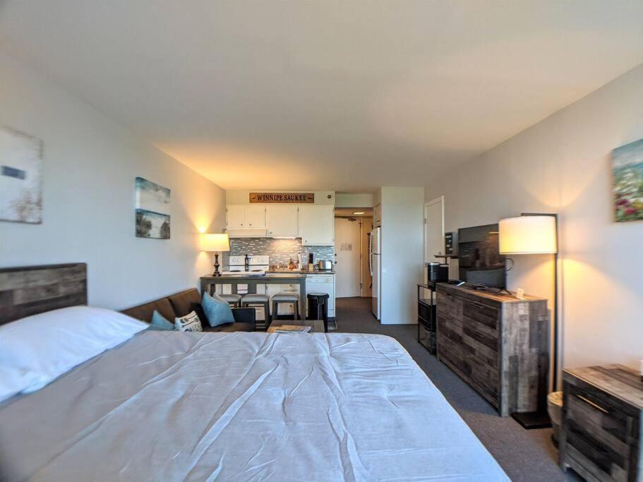 Cute Cedar Lodge Studio With Balcony & Lake Views! Лакония Экстерьер фото